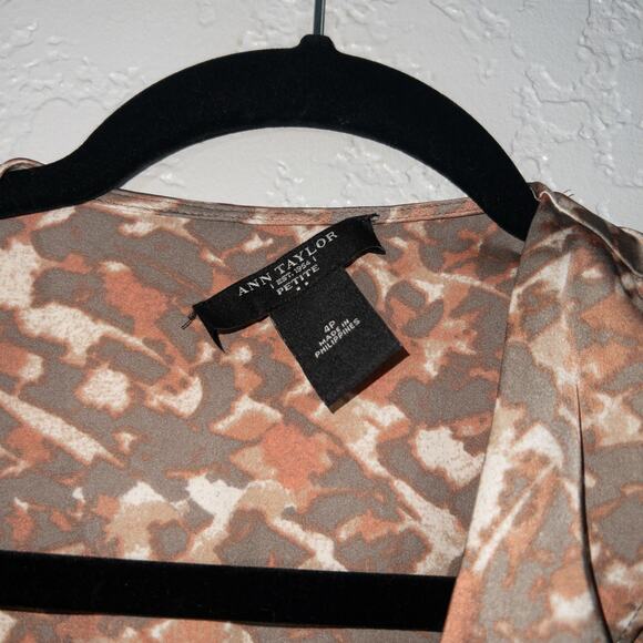 Ann Taylor Tan Satin Print Ruffle Front Tank Top Size 4 Petite - Picture 3 of 5